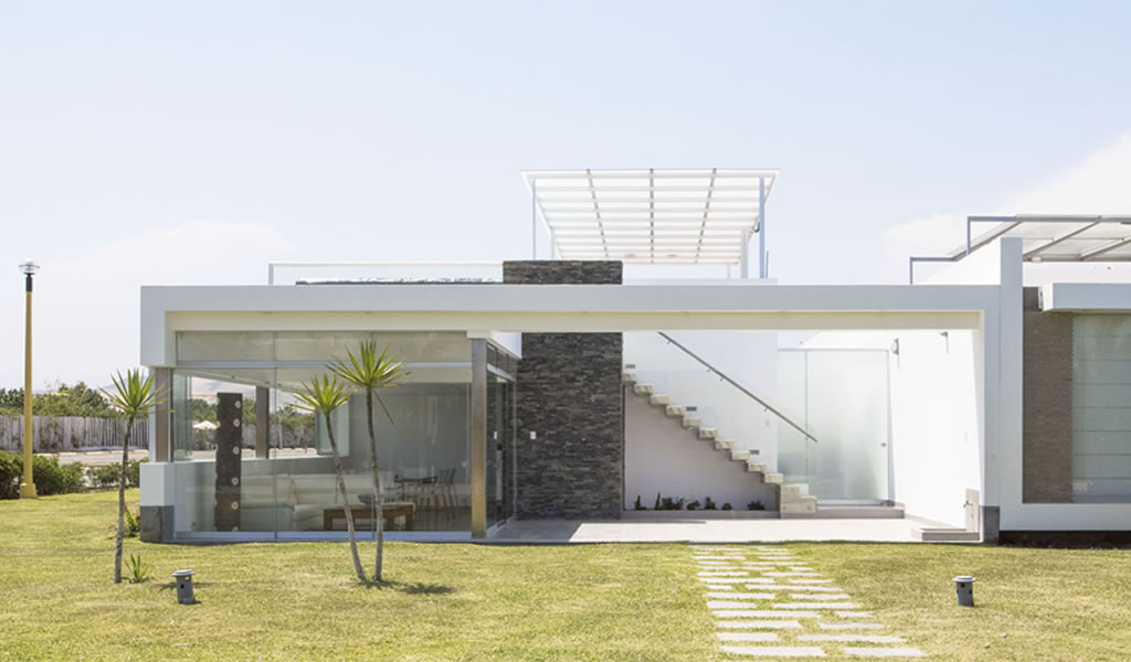 Casa en Playa Cocoa / Renzo Monzón
