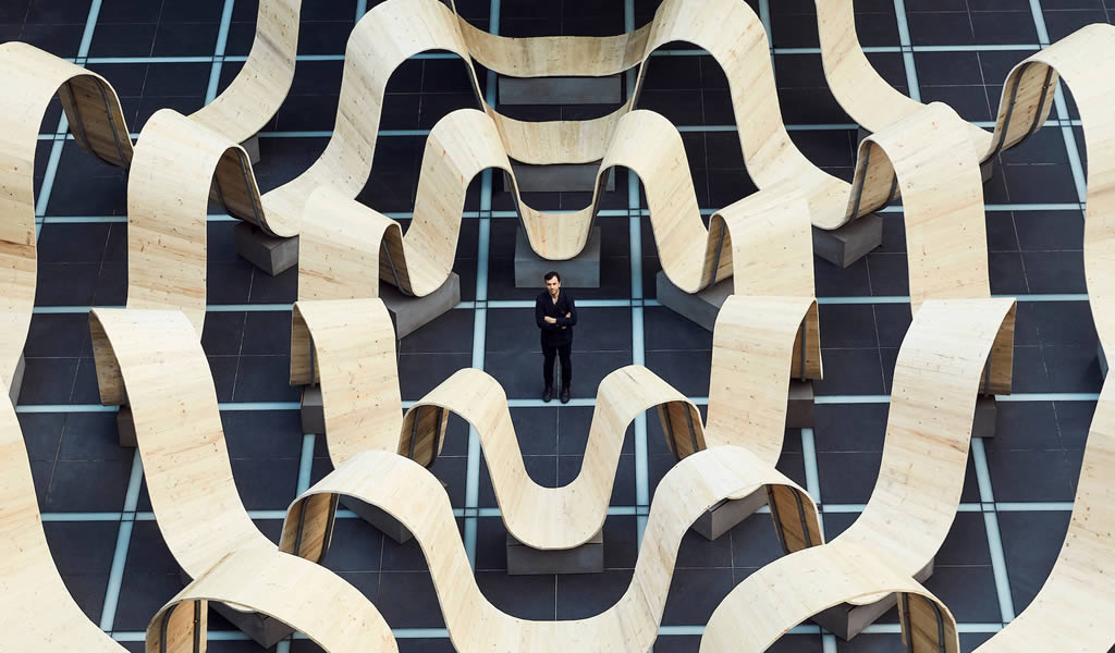 El pabellón de ondas de madera de Paul Cocksedge se inaugura en el Festival de Diseño de Londres 2019