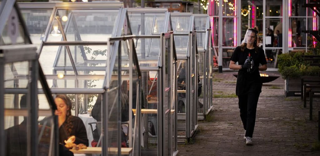 Mesas invernadero por coronavirus: el restaurante holandés que encontró una adorable solución