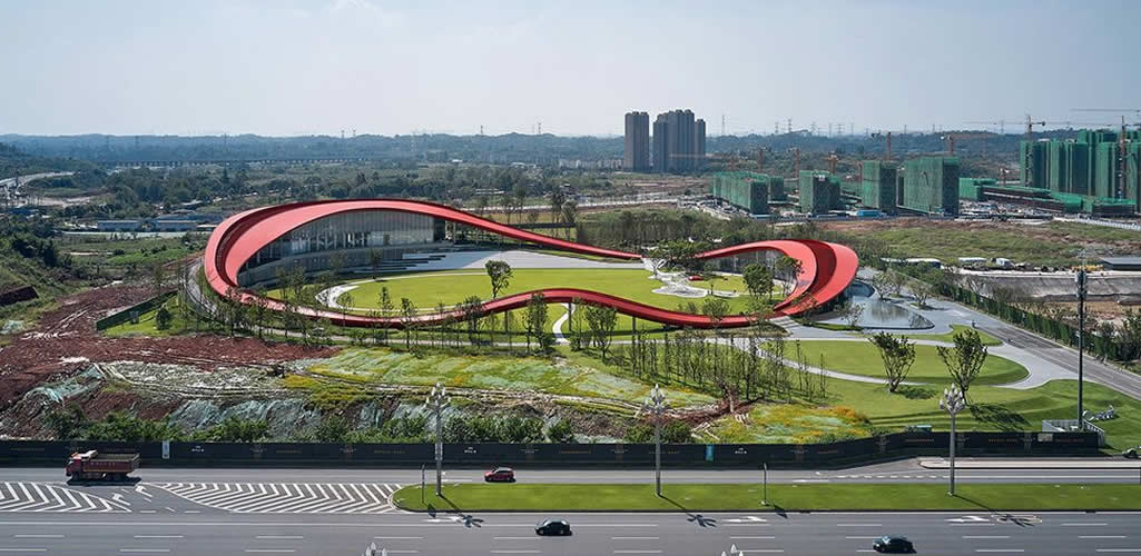 Un sendero rojo sobre un centro tecnológico en china