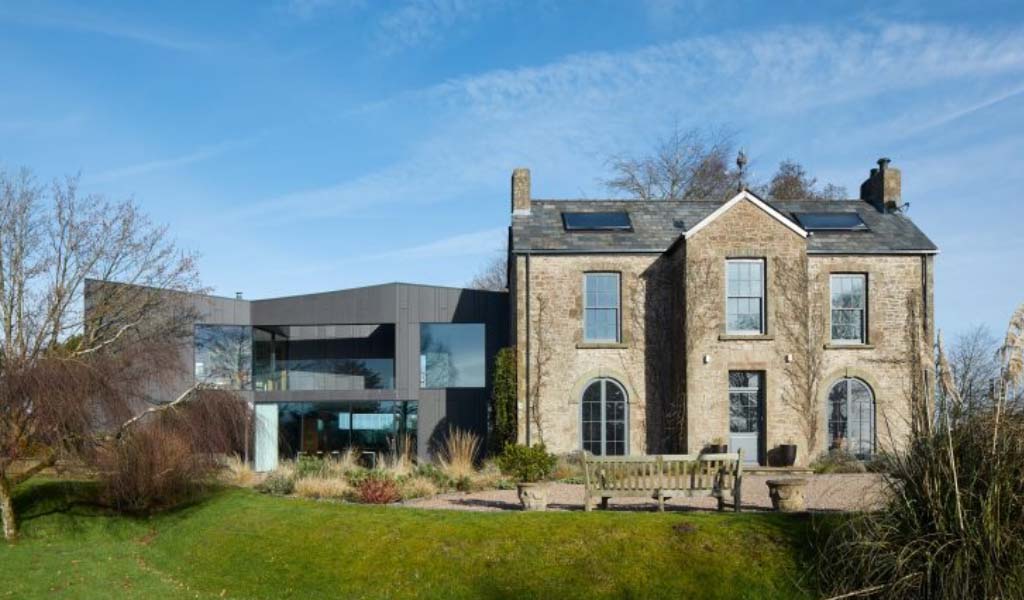 La extensión de la casa de campo "intrigante y distinguida" de Alison Brooks fue nombrada la mejor casa nueva del Reino Unido