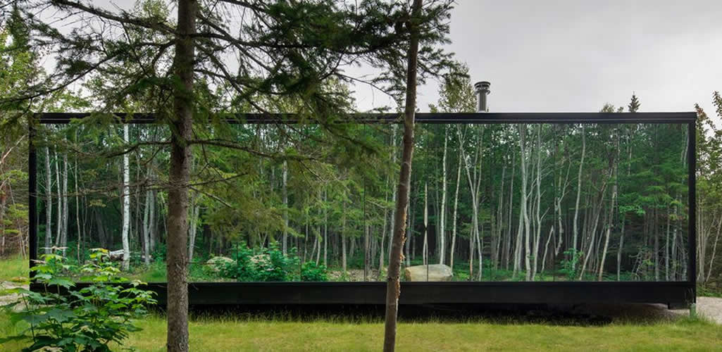 Una fachada de espejo hace que estas cabañas prefabricadas desaparezcan en el paisaje