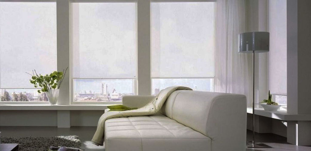 Hunter Douglas: 5 Aplicaciones de las cortinas Roller para tu sala de estar