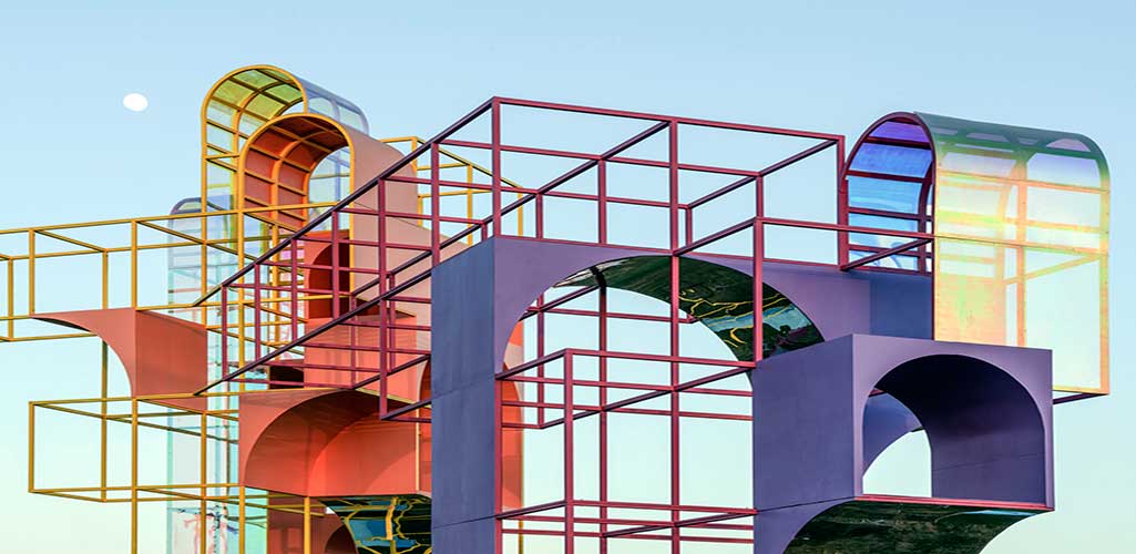 Architensions presenta un área de juegos surrealista con estructura de acero en Coachella