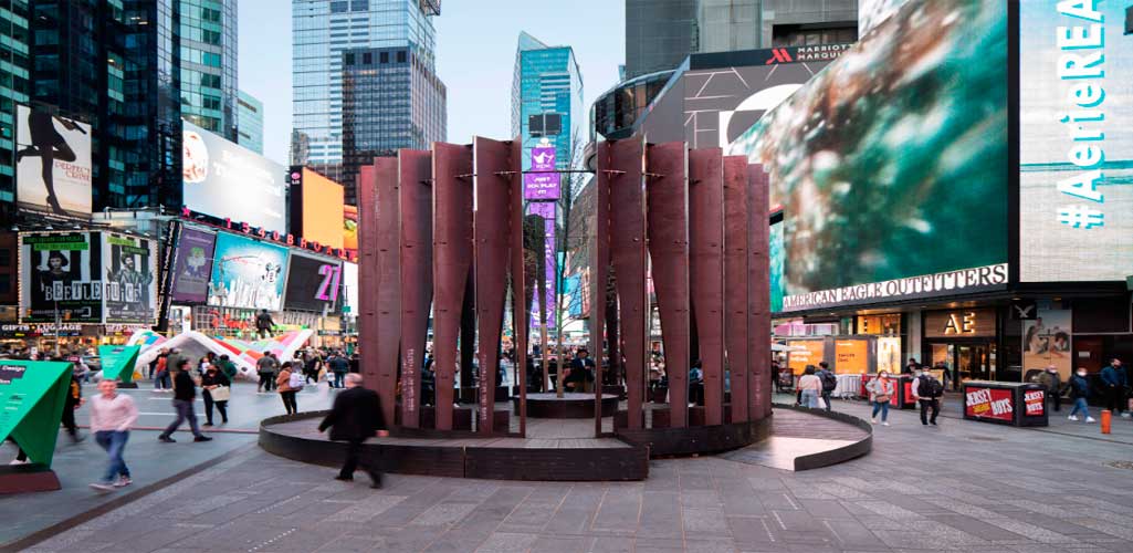 CLB coloca una "capilla" de acero en Times Square para NYCxDesign