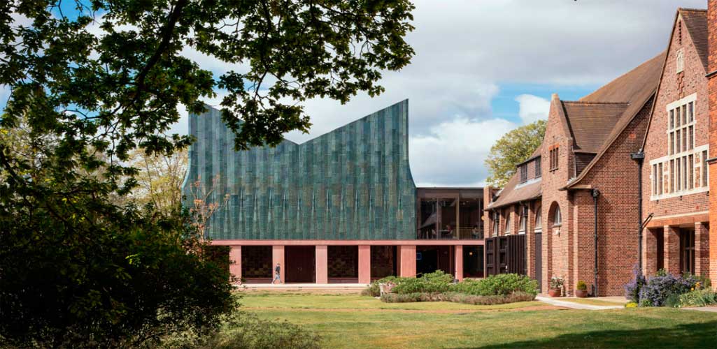 Feilden Fowles completa un comedor con estructura de madera en la Universidad de Cambridge