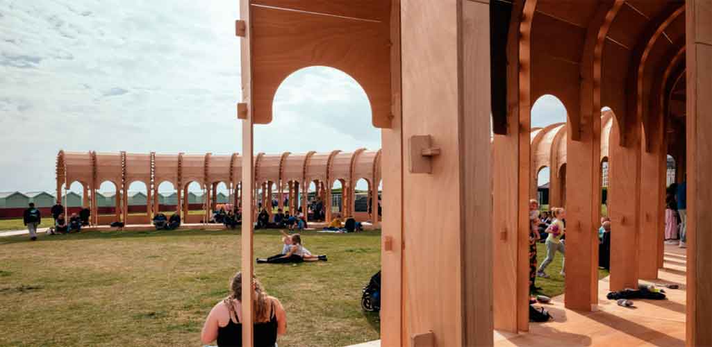 Columnata emergente de madera contrachapada en Hove hace referencia a la arquitectura islámica