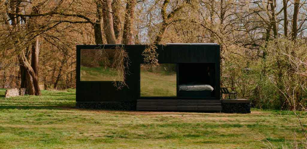 Sigurd Larsen crea una cabina compacta revestida de madera con ventanas panorámicas