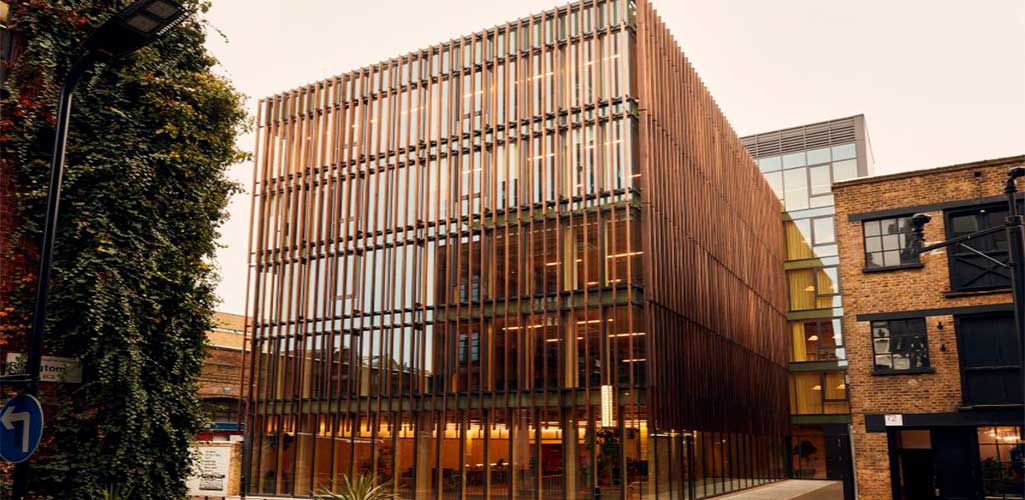 Waugh Thistleton Architects diseña una oficina de madera maciza "visiblemente sostenible" en Londres