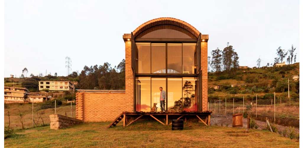 ERDC arquitectos crea una casa "horno de pan" con bóveda de ladrillo en Quito