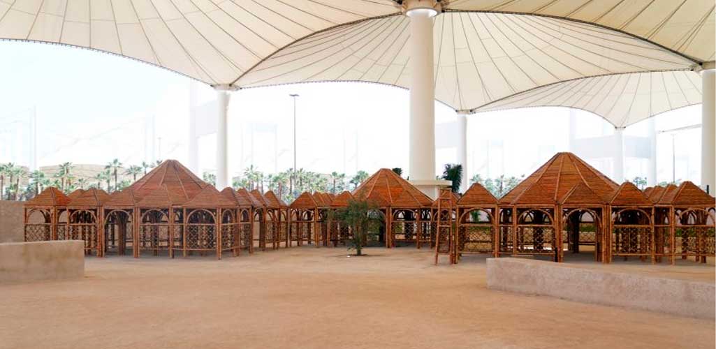 Yasmeen Lari crea mezquitas temporales de bambú para la Bienal de Artes Islámicas