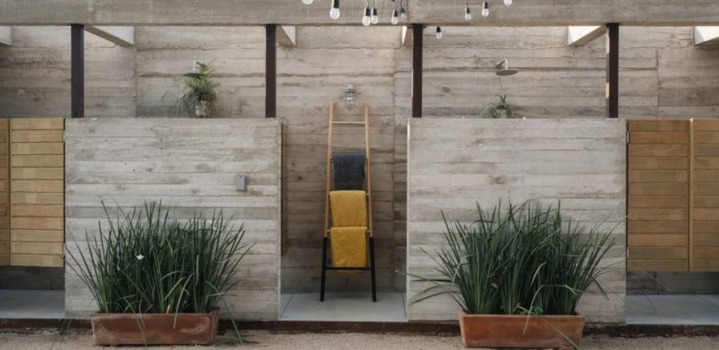 Conozca cinco casas con duchas al aire libre que conectan con la naturaleza