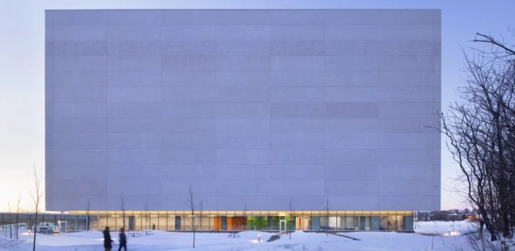 B+H Architects diseña un almacén de archivos con un enorme envolvente de hormigón