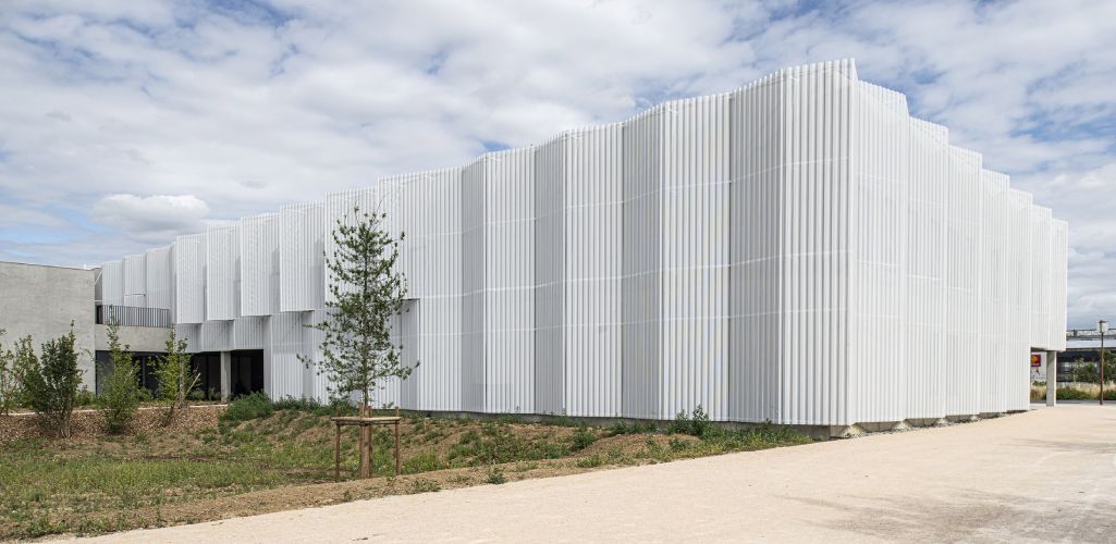 PPA Architectures diseña una fachada de metal blanco para un conservatorio de música y danza