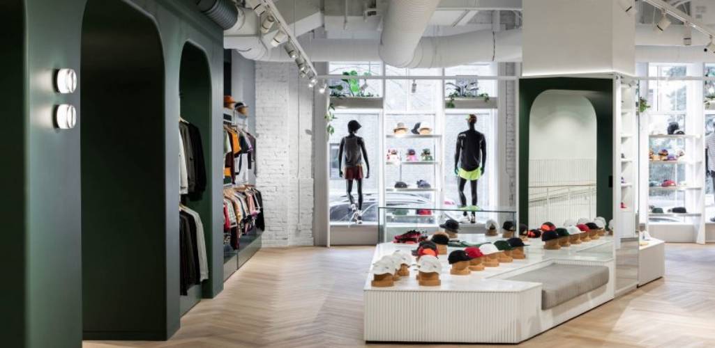 MRDK diseña una espectacular boutique de ropa deportiva en Canadá