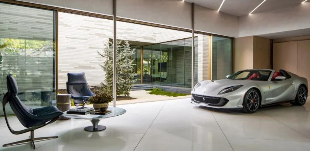 Una residencia con un "salón del automóvil" por Ferraris Smitharc Architecture + Interiors