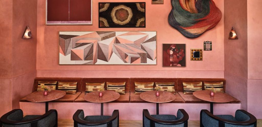 Un bar de estilo ecléctico con interiores rosa por Kelly Wearstler