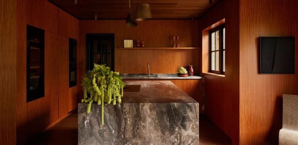 DAB Studio diseña una hermosa cocina con madera de roble y afromosia