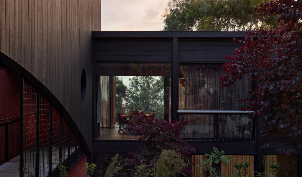Somers House: La casa costera en forma de L que se destaca por su vibrante paleta de colores