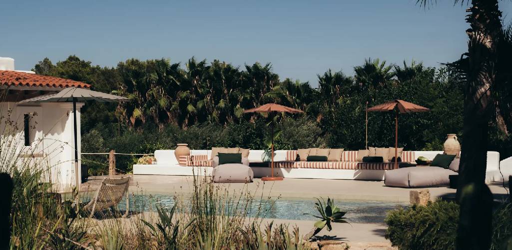 Un rincón de serenidad: Los materiales de esta casa de campo transmiten una sensación de paz en estilo mediterráneo