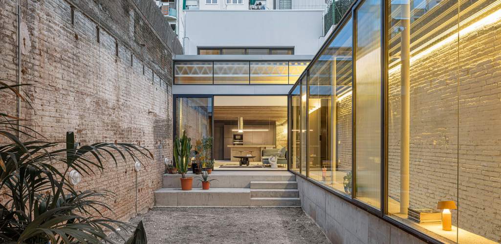 CRÜ convierte una antigua lavandería en una increíble casa en Barcelona