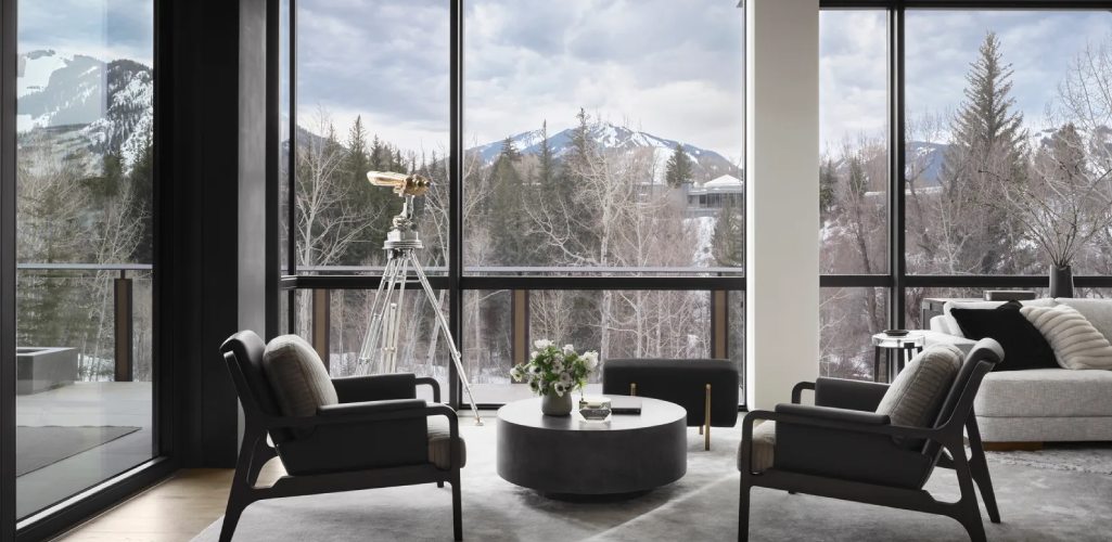 Ten Plus Three: Una Casa en la Montaña que fusiona la estética minimalista con toques industriales