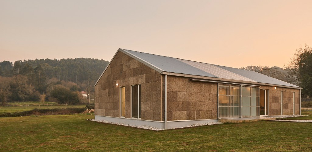 Gurea Arquitectura Cooperativa revela su innovadora casa de corcho y madera en España