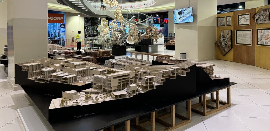 Arquitectura URP: Inauguración de la Exhibición de trabajos arquitectónicos en el centro comercial Mall del sur