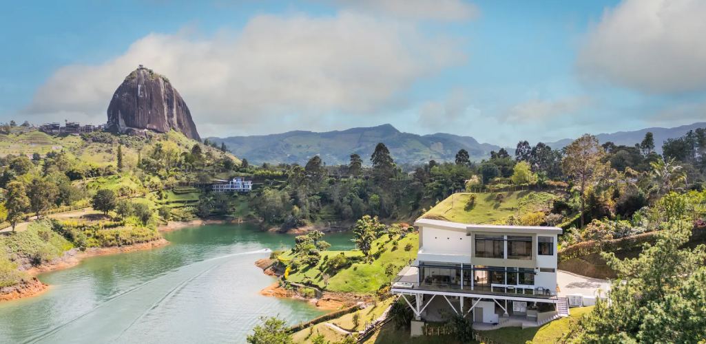 Guatapé House: Una casa sostenible con vistas a los Andes