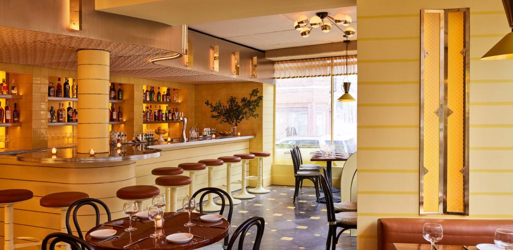 GRT Architects crea un interior amarillo mantequilla para el restaurante San Sabino