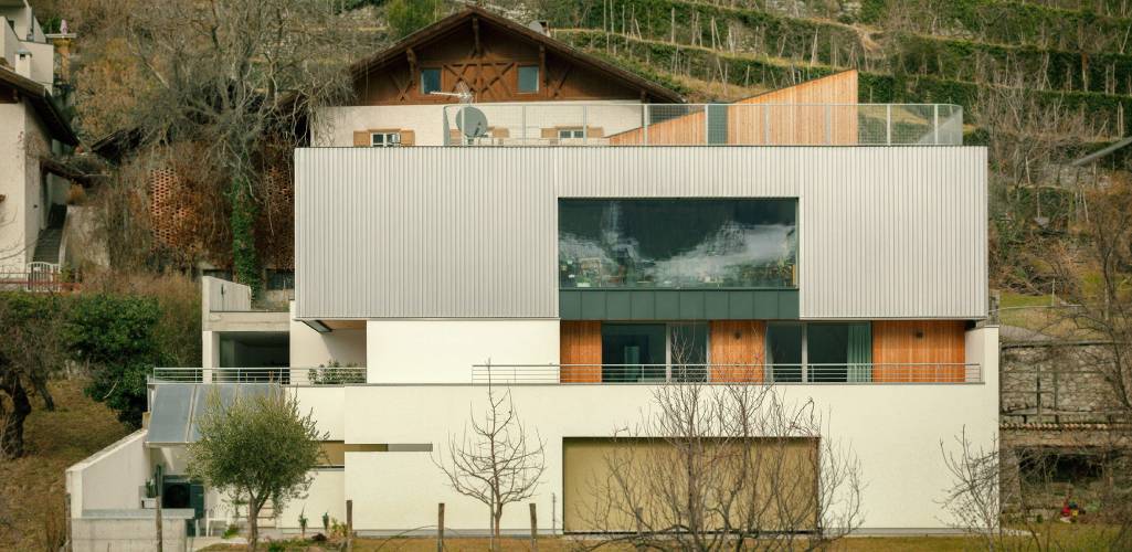 Messner Architects viste los apartamentos RVTK en Italia con fachadas contrastantes