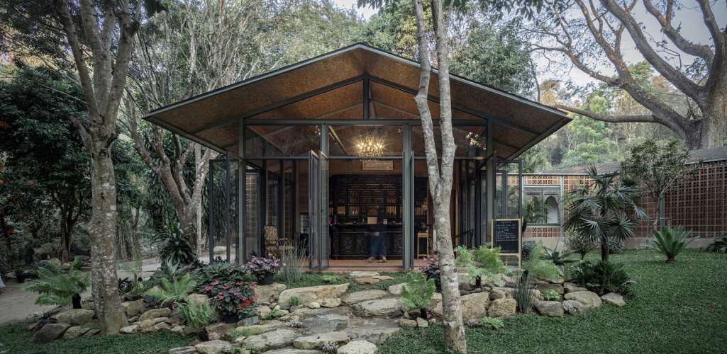 Un café en armonía con la naturaleza por WOS Architects + Estudio
