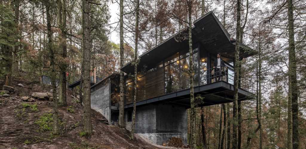 Casa Oruç: Un refugio flotante entre los bosques de mineral del monte