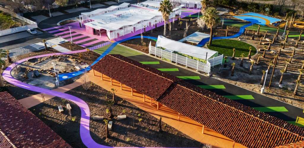 Kadre Architects transforma moteles en coloridas viviendas de transición en el Desierto de california