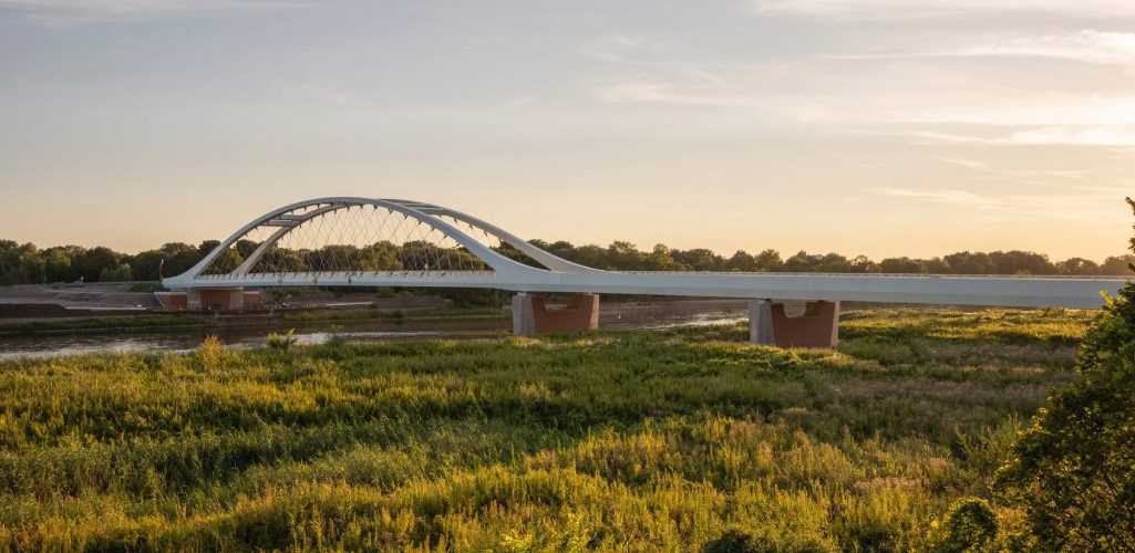 Knight Architects presenta un diseño minimalista y vanguardista en el nuevo puente Küstrin-Kietz que une Alemania y Polonia