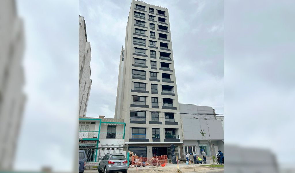 Innovación y Confort: Ventanas y Mamparas Antirruidos de PVC para Edificio en Miraflores